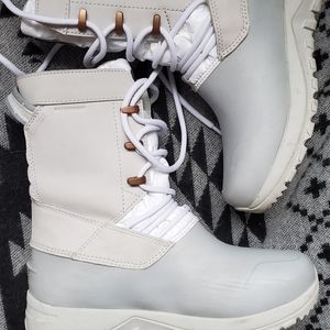 WOMEN'S YUKIONA MID BOOTS
